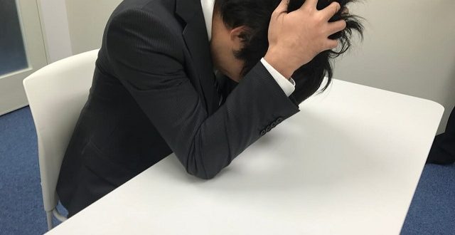 仕事で悩む男性